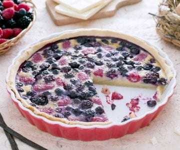 Flan de frutos del bosque con salsa de chocolate