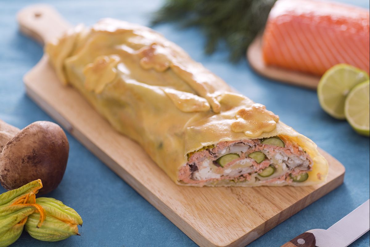 Strudel de salmón, setas porcini y flores de calabacín