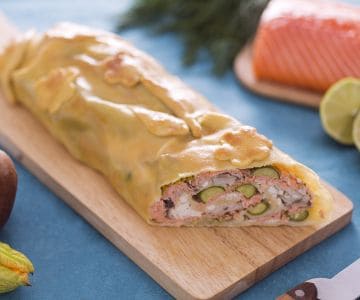 Strudel de salmón, setas porcini y flores de calabacín