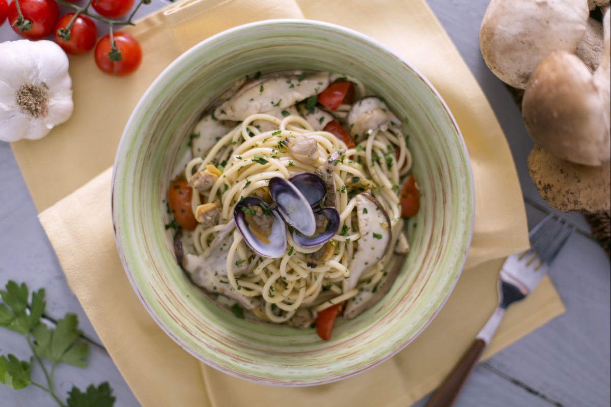Tonnarelli con almejas, porcini y tomatitos