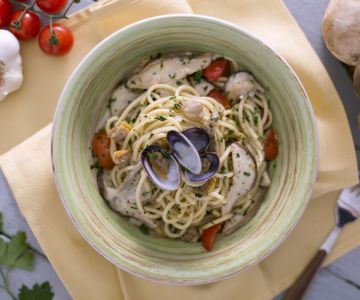 Tonnarelli con almejas, porcini y tomatitos