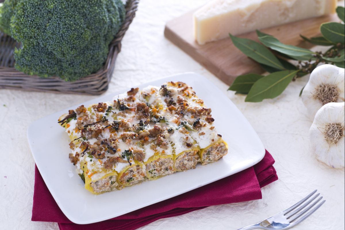 Canelones con crema de brócoli a la ricotta y ragú especiado