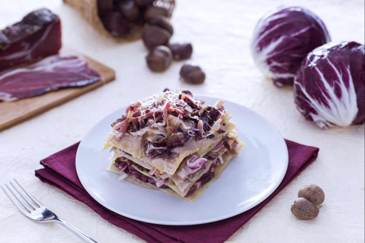 Lasaña con achicoria, crema de castañas y speck