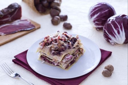 Lasaña con achicoria, crema de castañas y speck
