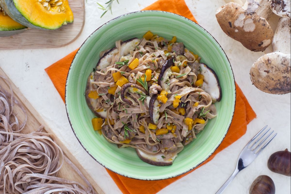 Spaghetti a la guitarra con harina de castañas con setas, calabaza y salchicha