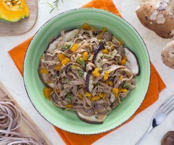 Spaghetti a la guitarra con harina de castañas con setas, calabaza y salchicha