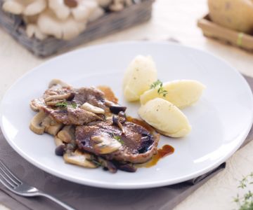 Escalopines con setas variadas y puré de patatas