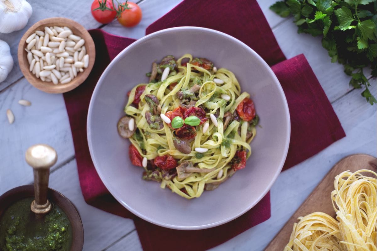 Tagliatelle con tomates cherry confitados, setas chiodini y pesto