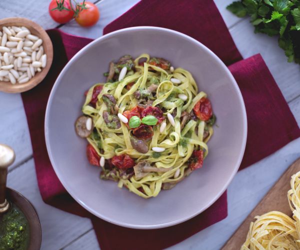 Tagliatelle con tomates cherry confitados, setas chiodini y pesto