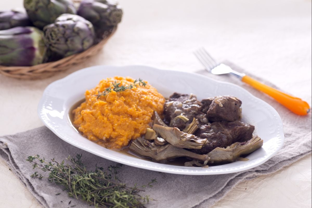 Estofado de alcachofas con puré de batatas