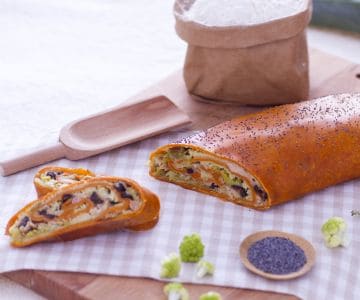 Strudel rojo al tomate con relleno de atún, brócoli y puerro