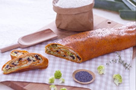 Strudel rojo al tomate con relleno de atún, brócoli y puerro