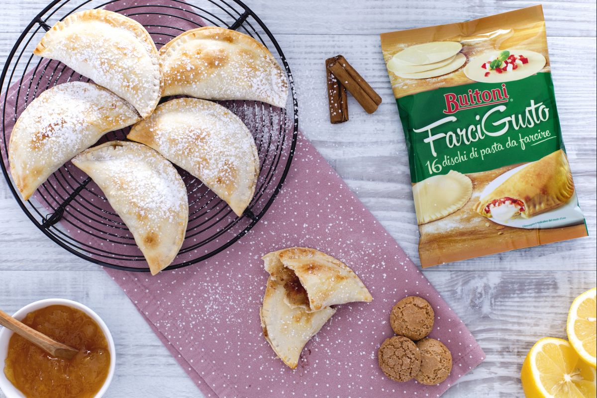 Medialunas dulces con peras, mermelada de melocotón y amaretti