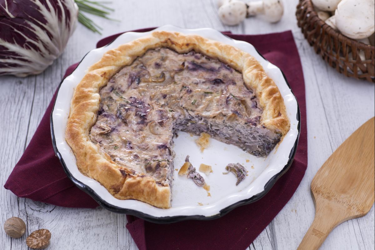 Tarta salada de setas y radicchio