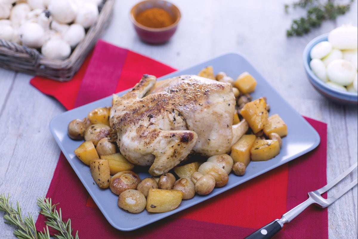 Pollo con patatas, champiñones y cebollitas