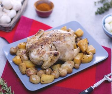 Pollo con patatas, champiñones y cebollitas
