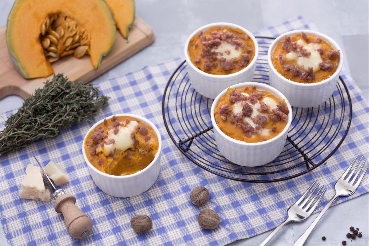 Gratén individual de patatas, calabaza y salchicha