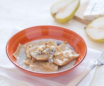 Raviolis integrales rellenos de gorgonzola y dados de pera