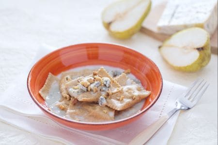 Raviolis integrales rellenos de gorgonzola y dados de pera