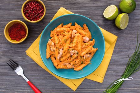 Penne rigate con pesto de pimentón y langostinos marinados