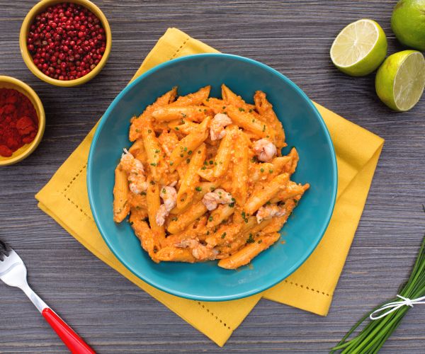 Penne rigate con pesto de pimentón y langostinos marinados