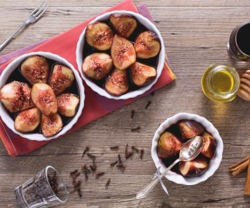 Higos en salsa de vino tinto, miel y canela