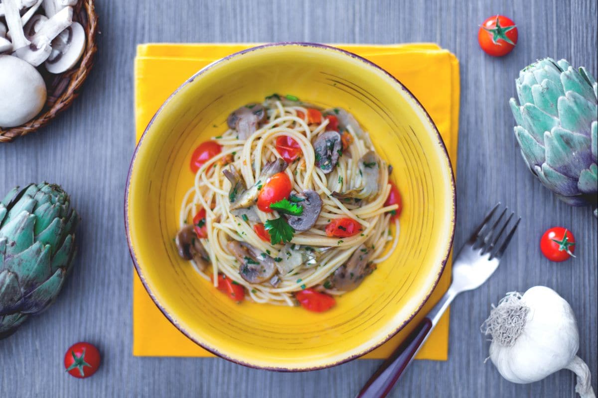 Espaguetis con champiñones, alcachofas y tomatitos