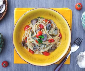 Espaguetis con champiñones, alcachofas y tomatitos