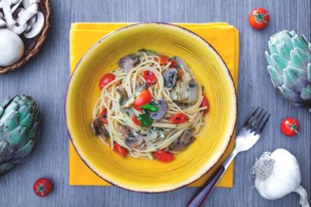 Espaguetis con champiñones, alcachofas y tomatitos