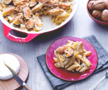 Mezze penne integrales gratinadas con tomino, higos y nueces