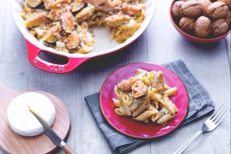 Mezze penne integrales gratinadas con tomino, higos y nueces