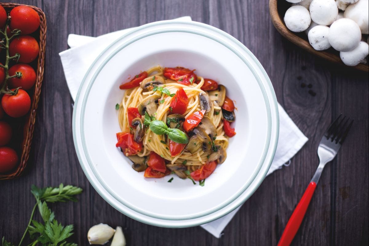 Espaguetis con tomates cherry y champiñones