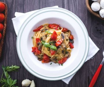 Espaguetis con tomates cherry y champiñones
