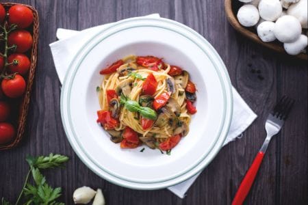Espaguetis con tomates cherry y champiñones