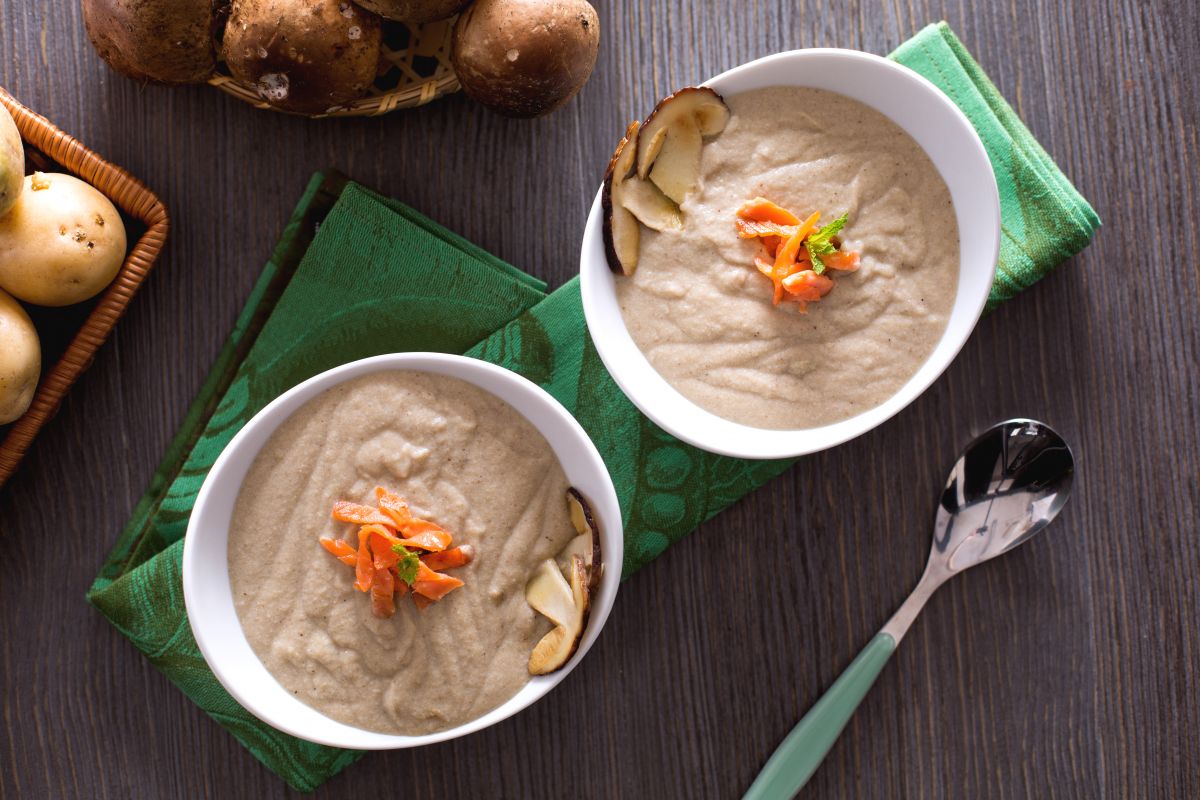 Crema de boletus con juliana de salmón crujiente