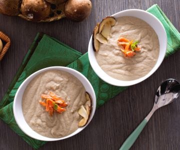 Crema de boletus con juliana de salmón crujiente