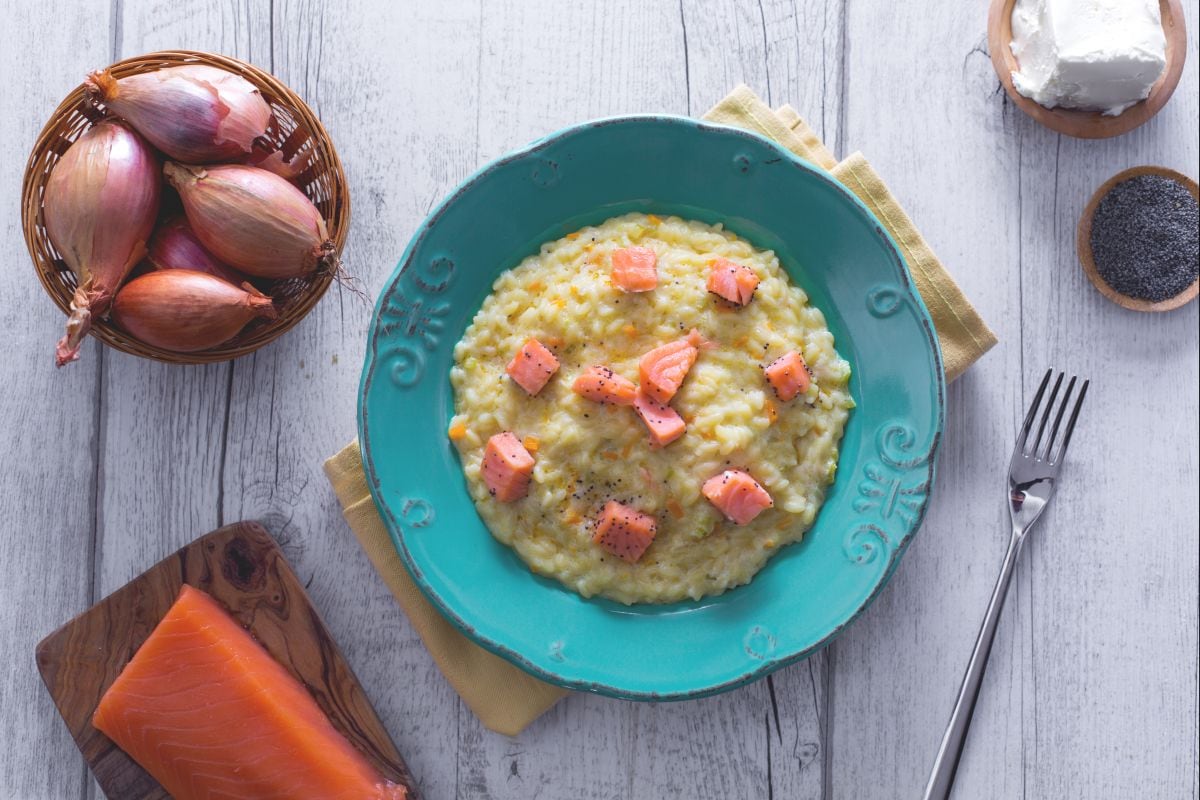 Risotto con salmón, crema de robiola y semillas de amapola