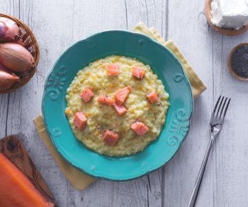 Risotto con salmón, crema de robiola y semillas de amapola