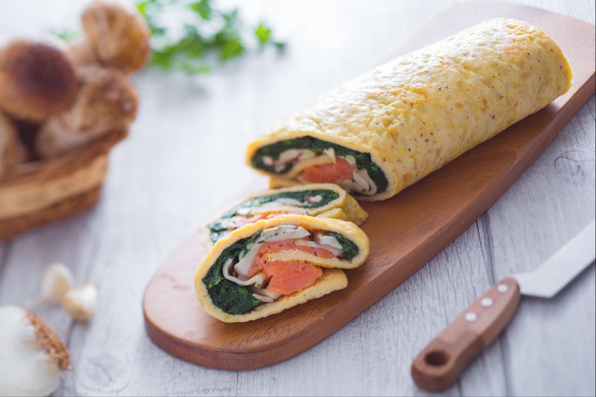 Rollo de salmón setas y espinacas salteadas