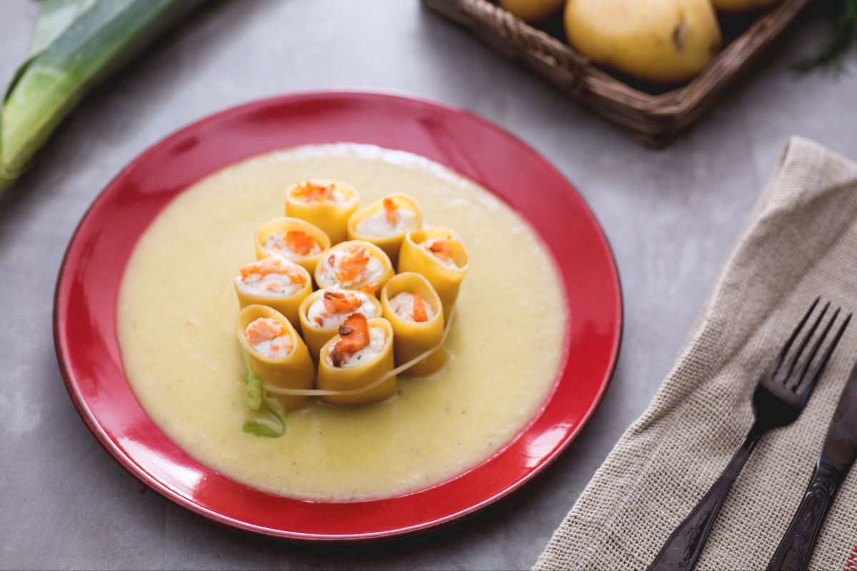 Paccheri rellenos de crema de salmón, ricotta y eneldo sobre crema de puerros y patatas