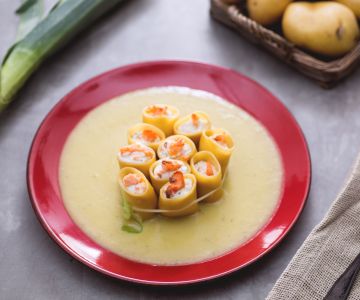 Paccheri rellenos de crema de salmón, ricotta y eneldo sobre crema de puerros y patatas