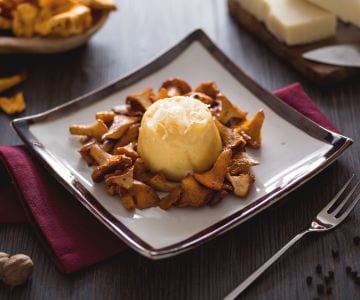 Flan de Grana con setas rebozuelos