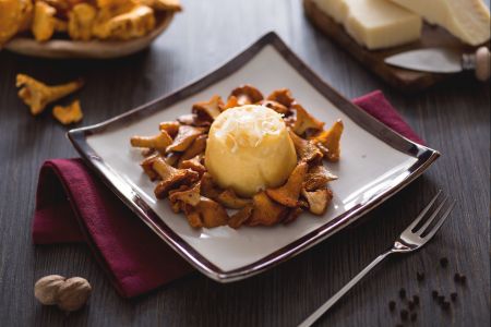 Flan de Grana con setas rebozuelos
