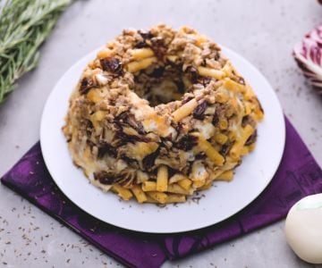 Timbal de achicoria, salchicha y scamorza