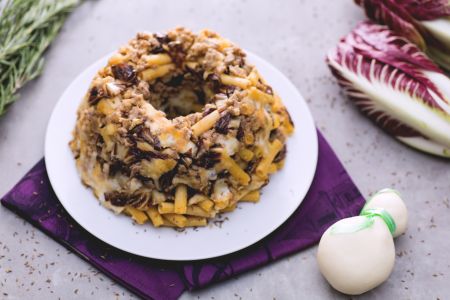 Timbal de achicoria, salchicha y scamorza