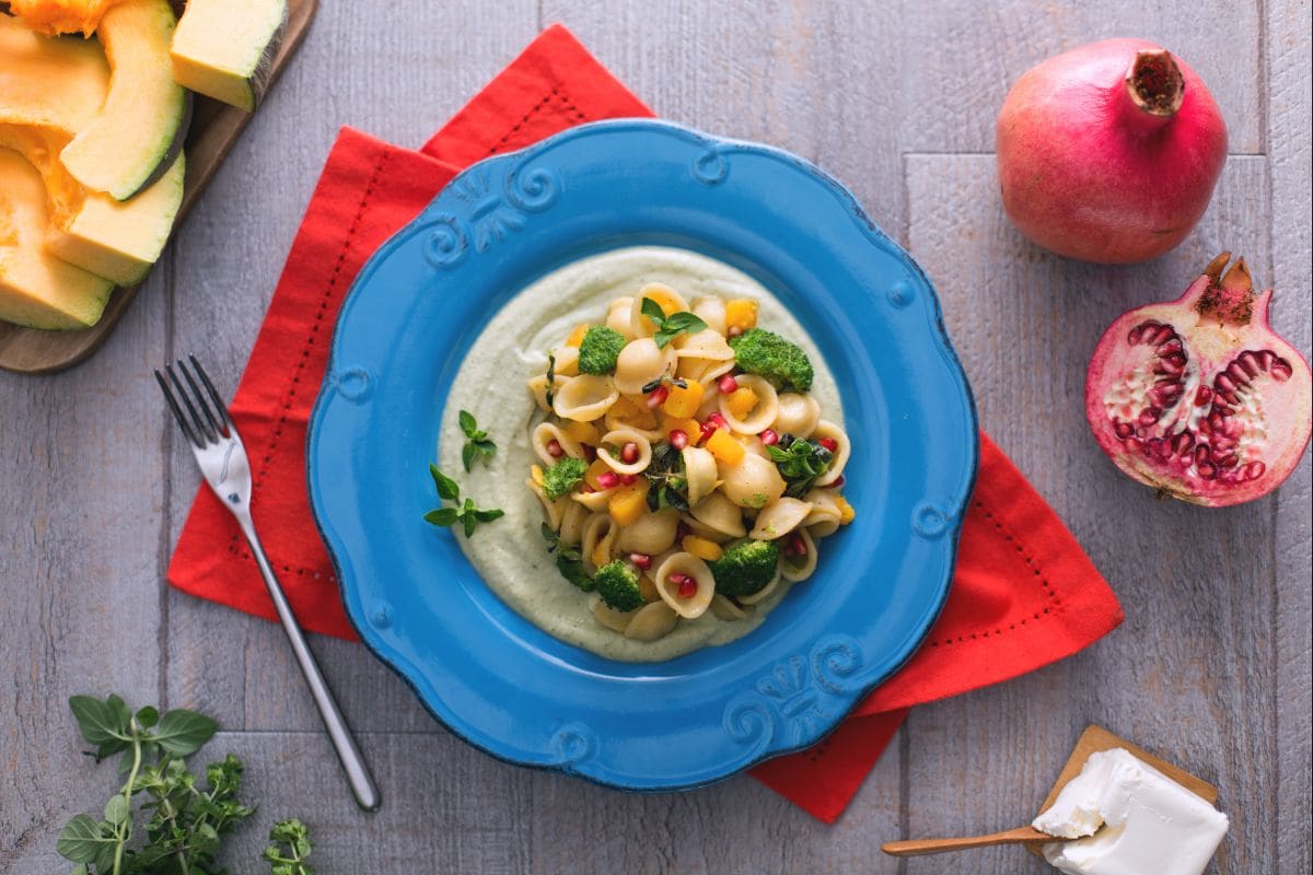 Orecchiette con crema de brócoli, calabaza y granada