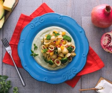 Orecchiette con crema de brócoli, calabaza y granada