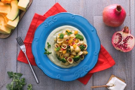 Orecchiette con crema de brócoli, calabaza y granada