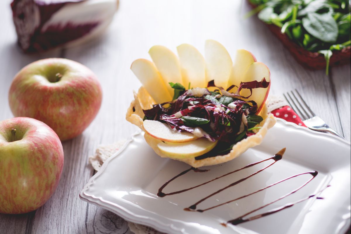 Cestas de Parmesano con ensalada crujiente de manzana