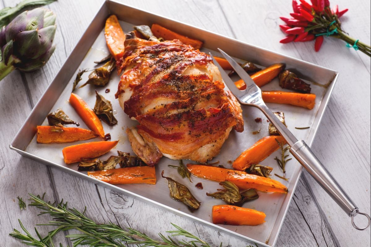Pollo envuelto con alcachofas y batatas
